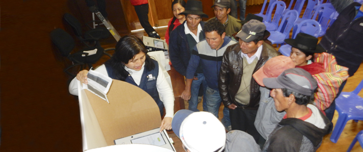 ONPE capacita en quechua a candidatos y miembros de mesa de Pucacolpa sobre el uso del voto electronico