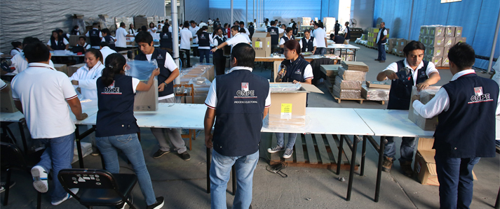 ONPE realiza el ensamblaje del material electoral para la Segunda Elección Presidencial