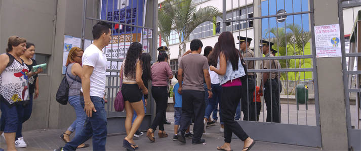 Cerca de 23 millones de peruanos acuden hoy a las urnas para definir quien gobernara el pais los proximos 5 Años