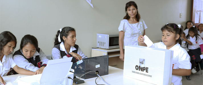 ONPE implemento por primera vez en el 2016 el voto electronico presencial en universidades y colegios