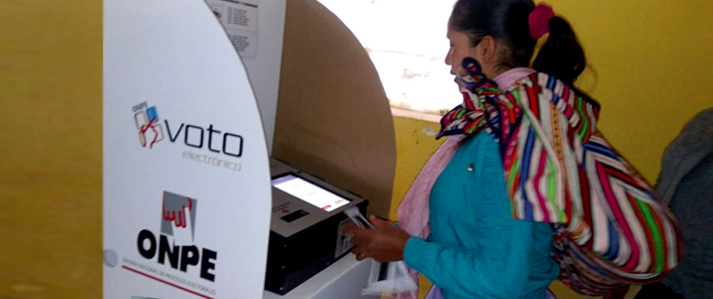 Electores de Ucayali y Ayacucho demuestran que sufragar con voto electronico es rapido y facil
